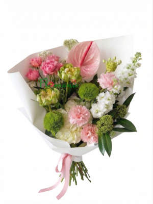 Букет с розовым антуриумом и нежной маттиолой «Тихая роскошь»